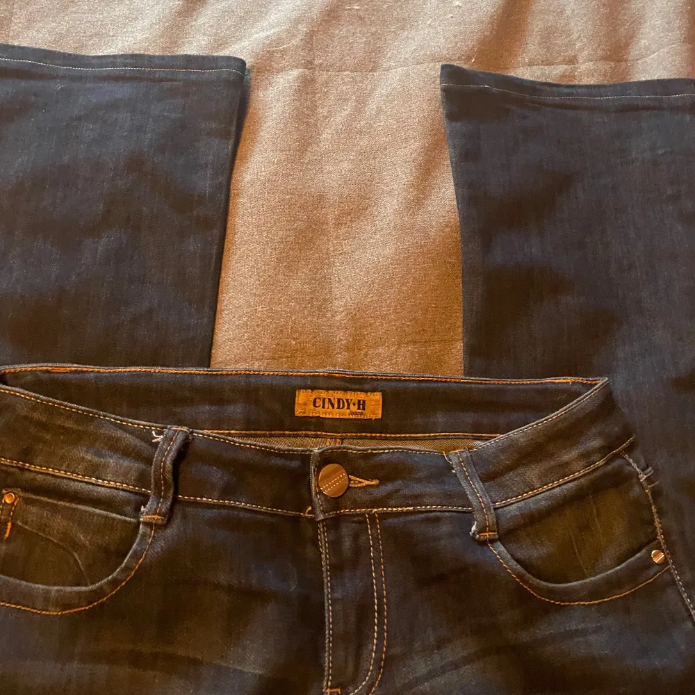 Super snygga vintage utsvängda och lågmidjade jeans! Det står xl men de upplevs mycket mindre i storleken enligt mig, mer som en M eller L. Om du har några mer frågor om mått eller bilder så är det bara att kontakta mig!🥰☺️. Jeans & Byxor.