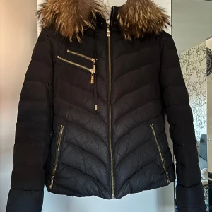 Hollies jacka - Säljer min svarta Hollies jacka. Nypris ca 3000kr säljer för 300kr men tar emot prisförslag! 