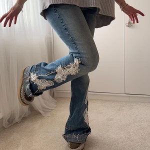 Jeans - Såååå coola och unika bootcut jeans med spetsdetaljer. De är i storlek 29, 37 cm över midjan och 84cm i innersöm, men jag brukar vika upp dem🖤