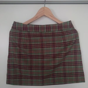 Rutig kjol - Figurnära rutig kjol från Urban Revivo, aldrig använd med etiketterna kvar. Originalpris 175