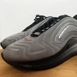 Ett par riktigt snygga Nike Air Max 720 som är endast använda några gånger, skorna är i färgen ”Metallic Silver” och i storlek 44,5.   Vid frågor eller funderingar är det bara att höra av sig. Gustav