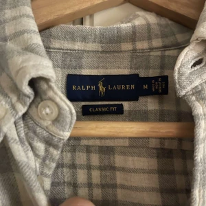 Ralph lauren - Säljer denna Ralph lauren skjortan då den inte kommer till användning. Skjortan är i Top skick inga skador eller något. Skriv ifall ni har funderingar💯😀