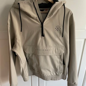 Skid jacka - Super snygg skidjacka/snowboardjacka från Dope i jätte bra skick enbart använd 1 vecka typ! 