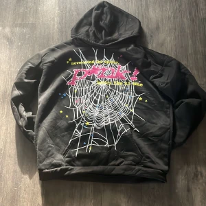 Sp5der hoodie - Bra skick förutom ett litet hack i trycket  Har knappt används eftersom den är för stor.