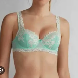 Intimissimi bh - Säljer denna superfina bh i färgen turkos från Intimissimi som inte går att köpa längre. Tyvärr är den för stor för mig så kommer inte till användning. Den är sparsamtanvänd och är i nyskick💕