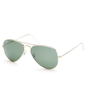 Ray-Ban Aviator Solglasögon - Snygga och klassiska Ray-Ban Aviator solglasögon med guldfärgad metallram och gröna glas. Perfekta för en stilren look året runt. De har en tidlös design som passar både till vardags och fest. Skydda dina ögon med stil!