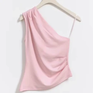 One shoulder top - Säljer denna super söta one shoulder topp från gina tricot i storlek s då den inte kommer till användning. Bara använt den 1 gång så den är som i ny skick. 🩷