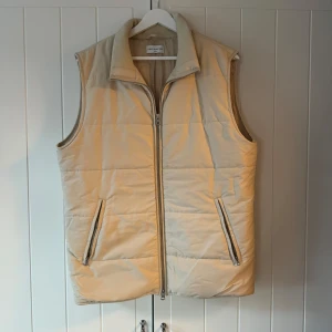 Beige väst - Beige väst från Volts egna märken These Glory Days Nypris ca 1300kr