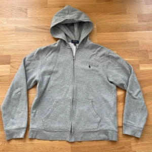 Ralph lauren zip hoodie - Tjena! Säljer nu denna feta Ralph lauren zip hoodien nypris 1099 mitt pris 399 | storlek 18-20 | färg grå | Skick 9-10 | kom privat vid intresse 