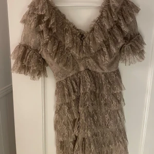 Supperfin klänning från ByMalina. - Klänning från ByMalina i strl S, endast använd 1 gång. Säljer för att den inte kommer till användning, inga defekter alls.💕💕nypris 2800kr