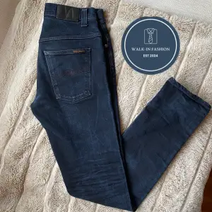 Ett par helt sjukt snygga Nudie jeans säljs | Modell : Thin Finn | Storleken är 31/34, men passar 30/32. Lite tighta på mig som är 178cm lång och väger 65kg | Nypris 1700kr, vårat : 475kr | Skriv vid fundering, Med vänlig hälsning Walk-in Fashion 💭