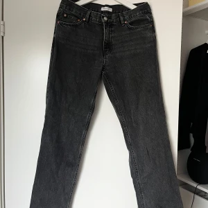 Gina Tricot jeans  - Säljer mina Gina Tricot jeans som är använda endast ett par få gånger🩷