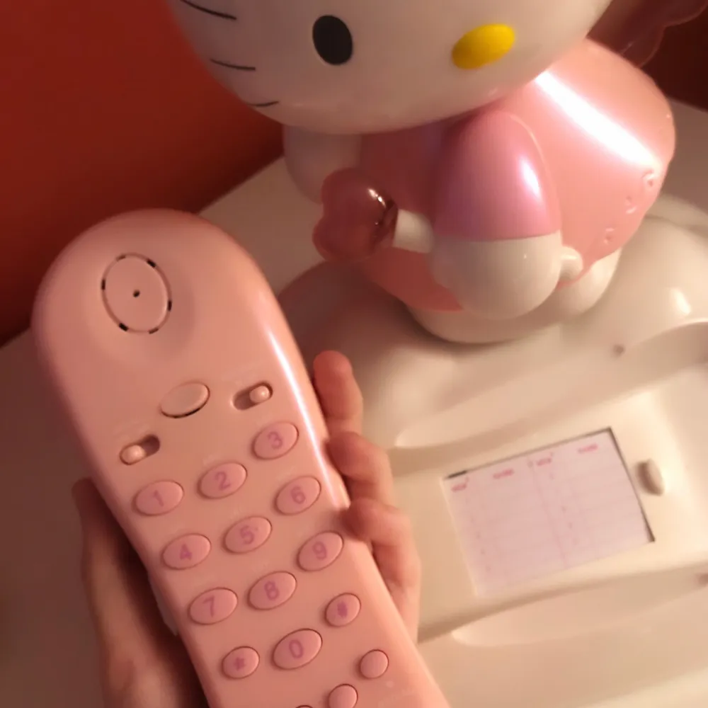 Supersöt ovanlig äkta sanrio telefon från 2009 som funkar🧸  Aldrig använd (bara testad)  Allt som behövs finns med, inklusive kartongen som tyvärr e liiite mörbultad  1190:- eller prisförslag. Övrigt.