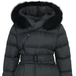 Svart äkta päls jacka  - Svart instagram äkta päls jacka. Tiktok och instagram trend. Passar allt från xs-m Päls jacka med bälte / skärp passar perfekt som vinter jacka eller höst/ vår jacka. Instagram jacka äkta päls fluffig päls Femenina of Sweden jacka  