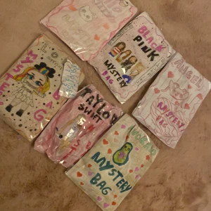 Mystery bags  - En liten påse med squisi och ett armband. Man kan beställa för att göra sin egen design. Man kan beställa mini mystery bags och vanliga. Mini kostar 5 och vanliga 10. Det är handgjorda! 