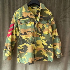 Zadig & Voltaire - Jacka  - Tja! Säljer denna sjukt snygga och unika Camo jacka från Zadig & Voltaire! Storlek S. Vid minsta fråga eller fundering hör av er 🤝