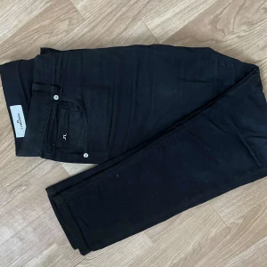 J Lindeberg jeans - Säljer dessa riktigt snygga J Lindeberg jeansen i modellen Damien, slimfit | Nypris: 1199, mitt pris: 399 | Väldigt bra skick | Skriv vid fler funderingar! 🙌🏼