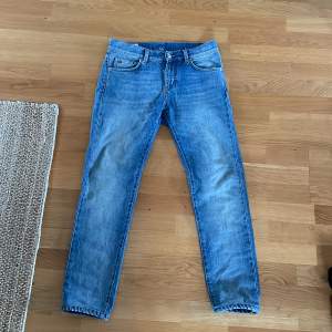 Säljer dessa J.Lindeberg Jeans i strl 30/32. Jeansen är i hyfsat bra skick och passar perfekt till alla outfits. Hör gärna av dig ifall du är intresserad så löser vi en bra deal. 