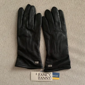 Läder handskar med fleece - snygga svarta läderhandskar ! Perfekt till vintern! Fleece på insidan för värme! Helt nya! Ord pris låg på ca 1000kr