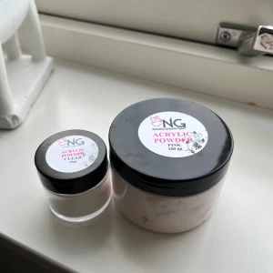 Acrylic Powder från NG Nagerdesign - Säljer två burkar akrylpulver från NG Nagerdesign. En större burk med rosa pulver (100g) och en mindre med klart pulver. Perfekt för att skapa snygga naglar hemma! 💅 nästan aldrig använda!