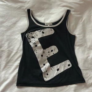 Emporio Armani linne - Jätte tufft Armani linne som inte kommer till användning! Sitter snyggt och unik design. Bra skick!