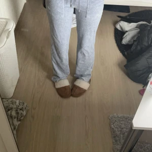 Juicy couture  - Säljer dessa jättefina ljusgrå juicy byxorna💕 dem är riktiga och i bra skick💖 