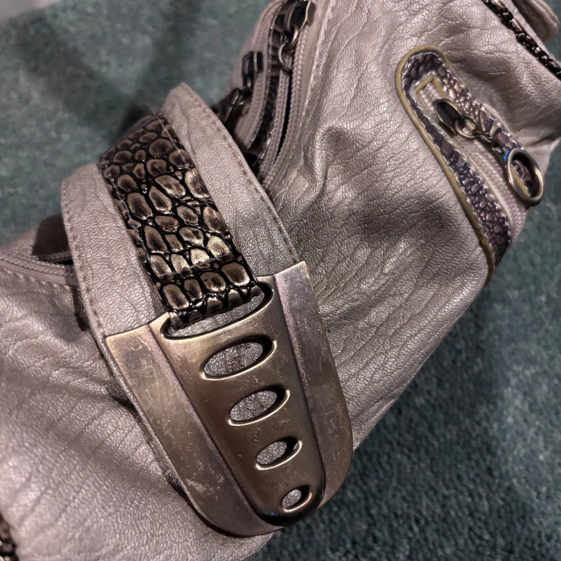 Beige axelväska med krokodilmönster - 92