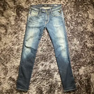 Replay Anbass Slim Fit Jeans | Skick 7/10, ihop sytt mellan backfickorna | Köpt för 899kr | Skicka frågor vid funderingar om plagget | Köpare står för frakten 