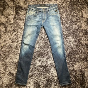 Replay Anbass Slim Fit - Replay Anbass Slim Fit Jeans | Skick 7/10, ihop sytt mellan backfickorna | Köpt för 899kr | Skicka frågor vid funderingar om plagget | Köpare står för frakten 