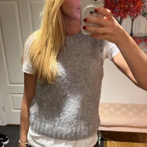 Jättefin stickad ”väst” från &other stories  - Tröjan är aldrig använd och i väldigt bra skick! Inga slitningar eller fläckar. Väldigt fin och skön! Pris skulle kunna diskuteras! säljer den för att den tyvärr inte kommer till användning!🩶🩶