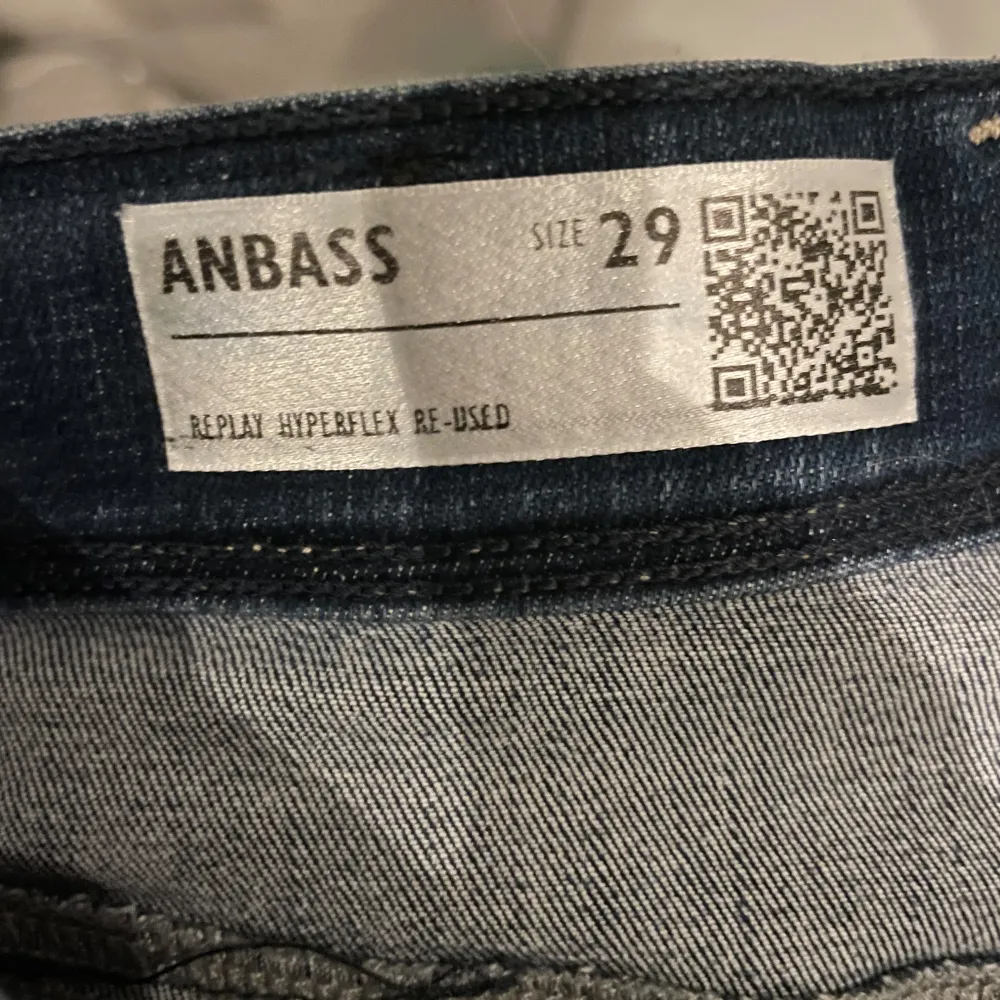 Säljer ett par snygga mörkblå jeans från Replay, modell Anbass. De är i Hyperflex-material vilket gör dem superstretchiga och bekväma. Perfekta för både vardag och fest! 🕺. Jeans & Byxor.