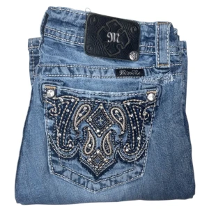 Miss Me jeans - Mid Rise Bootcut Miss Me jeans. W30. Lagningar (bild 3/4) [Ytterbenslängd 104cm] [Innerbenslängd 80cm] [Midja 38cm] [Benöppning 23cm]