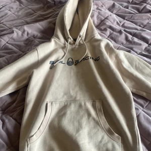 Sail racing tröja  - En sail racing tröja skick 10/10 nypris 1500kr knappt använt den är äkta säljer den pga liten storlek