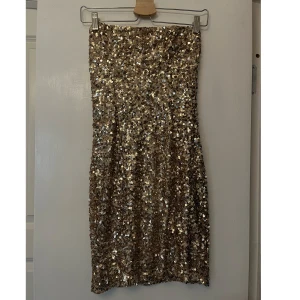 Paljettklänning - Denna fina paljettklänning passar tubklänning perfekt till fester, speciellt nyår som är runt hörnet😍 Storlek M aldrig använd prislappen finns kvar 