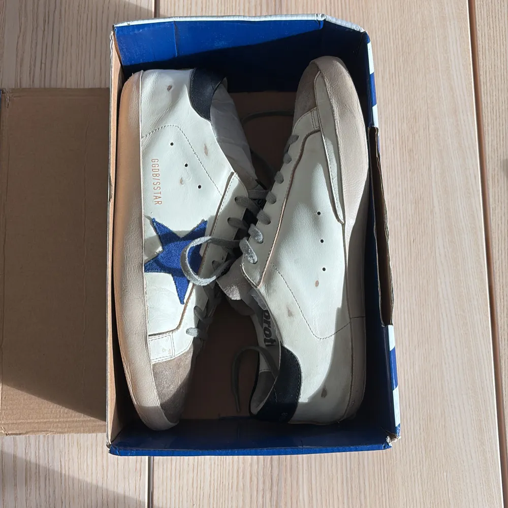 Säljer dessa Golden Goose. Äkta med orginal box. Ovanlig färg med den blåa stjärnan. Stl 43. Skriv gärna om ni vill ha fler bilder eller har andra frågor. . Skor.