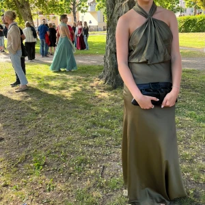 Balklänning - Balklänning från Pretty Lavish💚 den är köpt på ASOS för 1100kr. Färgen är olivgrön och syns bra på bilderna. En liten repa där bak på klänningen, bild finns på det. 