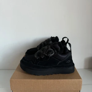 UGG Lowmel - Väldigt eftertraktade UGG Lowmel i storlek 38. OBS: små i storleken, du med 36/37 borde de sitta fint på.