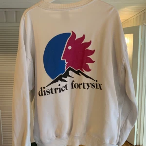 District fortysix tröja - Mycket bra tröja! Välanvänd men fortfarande i snyggt skick generellt!
