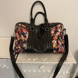 Blommig väska  - Unik väska köpt secondhand, slitningar förekommer, därav priset 🙌🏼