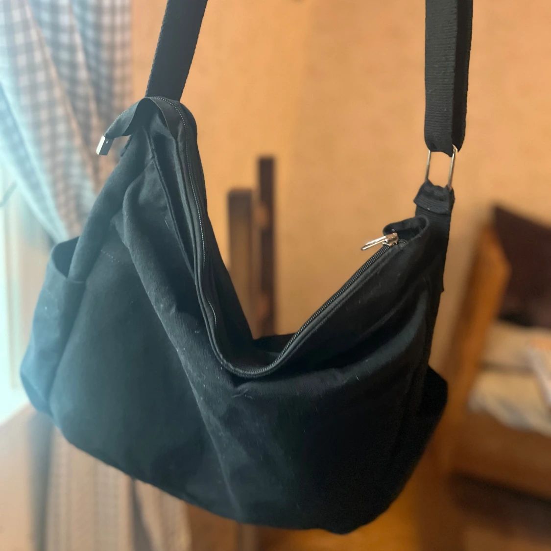 Svart axelväska med fickor - 90