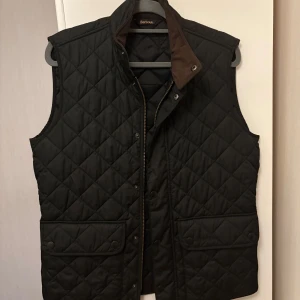 Barbour väst - Det är en barbour väst i helt ny skick, den är bara använd en gång. Priset kan fortfarande diskuteras.