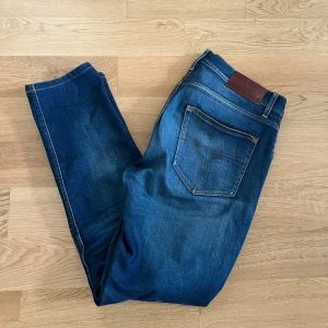 Tiger of Sweden jeans - Ett par Pistolero jeans från tiger of Sweden. Fet färg och i bra skick! Storlek 31/34. Pris kan diskuteras. 