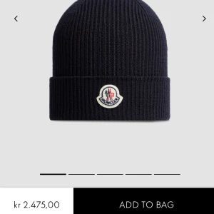 Moncler mössa - Moncler mössa i toppenskick! Köpt på nk och använd endast en gång, pris kan diskuteras