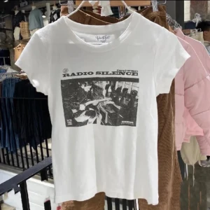 Radio silence T-shirt - Storlek small. Knappt användet själv, dock köpt från Plick. Säljer pga jag inte tycker att den passar mig.