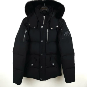 Svart Vinterjacka | Moose Knuckles - Säljer en Moose Knuckles 3Q jacka som är i nyskick. Jackan köptes i Januari 2023 på Wallenberg's i Birsta City, Sundsvall, för 12.000 SEK. Den har knappt använts, men när den gjort så har den använts sparsamt och är verkligen i absolut nyskick. Rökfri samt fläckfri. Kvitto finns (lite sönderrivet i hörnet) samt så kan man scanna jackans insida med mobilen för att bevisa att det inte är en replika.  Märke: Moose Knuckles  Modell: 3Q Fur  Skick: Nyskick  Storlek: S  Färg: Svart / Svart päls