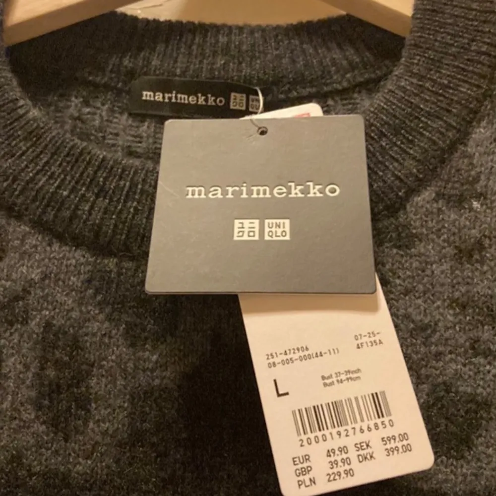 Säljer en snygg mörkgrå tröja från Marimekko x Uniqlo. Den har ett unikt blommönster och är perfekt för höst och vinter. Tröjan är långärmad och gjord i ett mjukt material som håller dig varm. Passar både till vardags och festliga tillfällen. 🖤. Tröjor & Koftor.