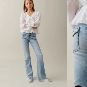 Bootcut jeans  - Blåa bootcut jeans som är för små 