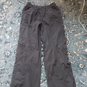 Svarta cargobyxor - Säljer ett par svarta cargobyxor från Urban Outfitters!