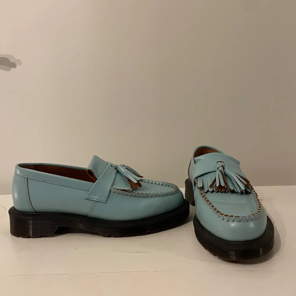 Helt nya och oanvända ljusblåa/turkosa loafers från Dr. martens, säljes på grund av köpt i för liten storlek. . Skor.