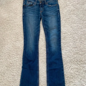 Lågmidjade jeans hollister  - Så fina lågmidjade jeans ifrån hollister som tyvärr inte kmr till användning längre! Dom är i bra skick men hade en lite slitning vid skrevet som har sytts för så de syns inte! Skriv för bilder med dom på och mått!